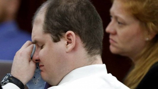 Mató a sus cinco hijos y ahora lloró en el Tribunal al ver sus fotos