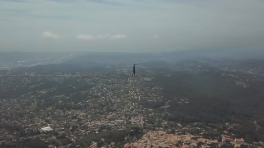 Impresionante cruce en la cuerda floja