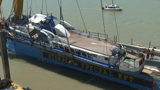Así sacan del agua el barco que naufragó en Hungría con turistas