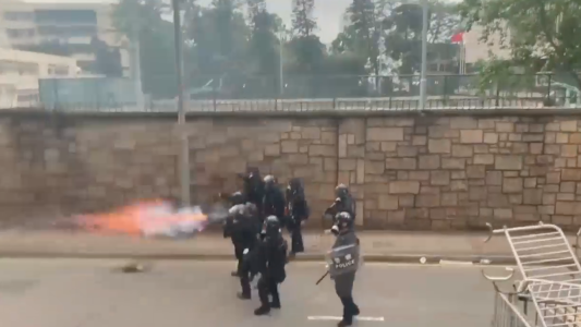 Reprimen masiva manifestación en Hong Kong