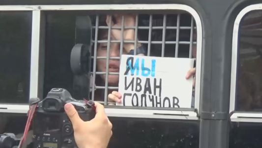 200 detenidos en protesta por detención de periodista