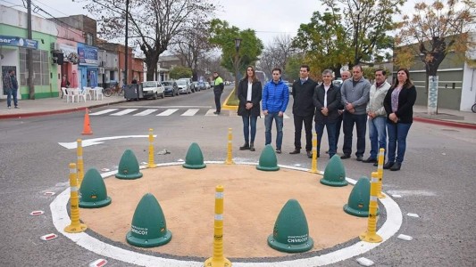 Estallaron los memes por la insólita inauguración de la "mini" rotonda de Chivilcoy