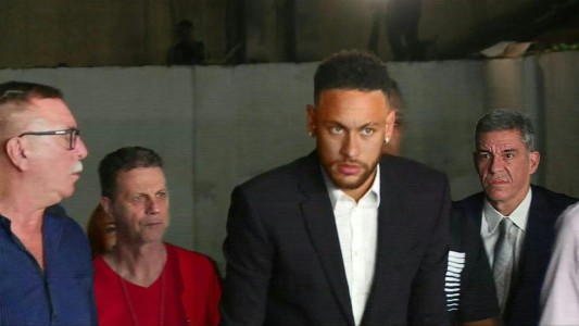 Neymar, en muletas, fue a declarar por denuncia de violación