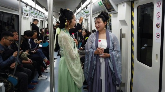 Vuelven a usarse los trajes tradicionales en China