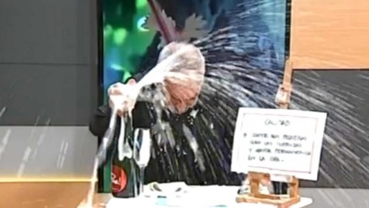 Video viral: intentó abrir un vino espumante y el resultado sorprendió a todos