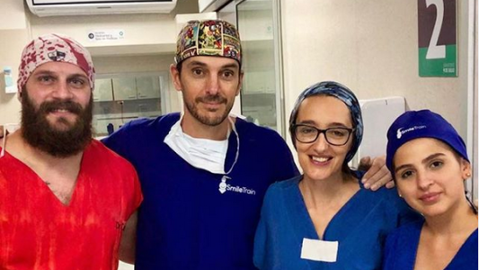 Curar sonrisas: un médico tucumano opera gratis a los niños pobres que sufren de labio leporino