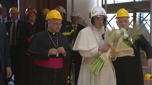 Con casco, el papa Francisco visitó la catedral dañada por sismo en Italia