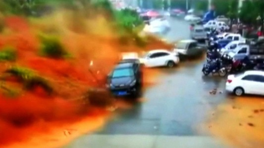 El momento del violento deslizamiento de tierra en China