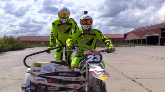 Temeraria prueba de salto con un sidecar