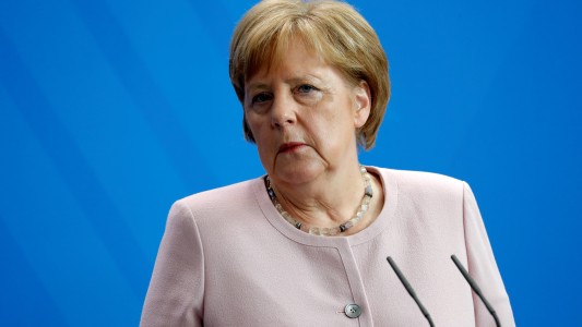 Video: Angela Merkel sufrió fuertes temblores durante un acto oficial