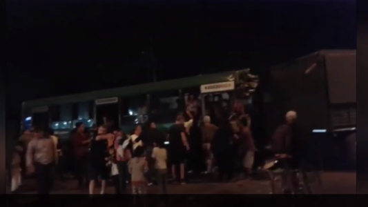 Dramáticos gritos de los pasajeros tras accidente entre un colectivo y un camión militar