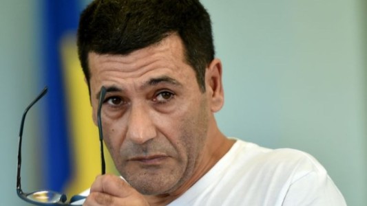 Como en Misión Imposile, con una máscara de goma, estafó y se robó 80 millones de euros