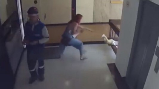 Video: la madre se distrajo con el celular, el bebé caía al vacío y lo salvó en el último segundo