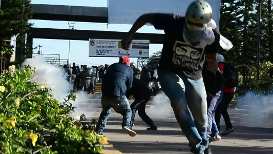 Militares disparan contra estudiantes durante protesta