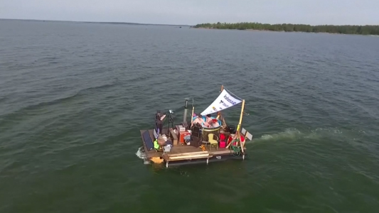 Insólita travesía en un sauna flotante