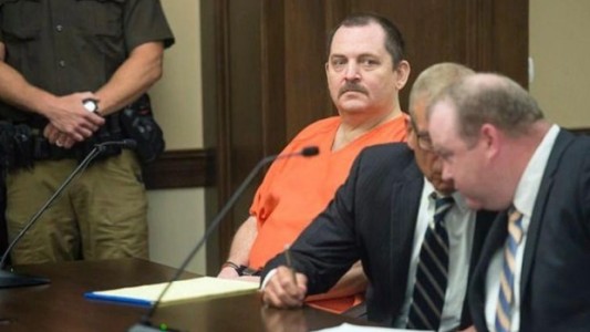 Video: el momento en el que un hombre se corta el cuello en su propio juicio