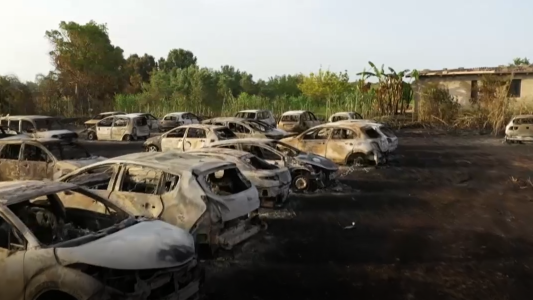 Ola de calor en Sicilia provoca incendio de más de 40 autos