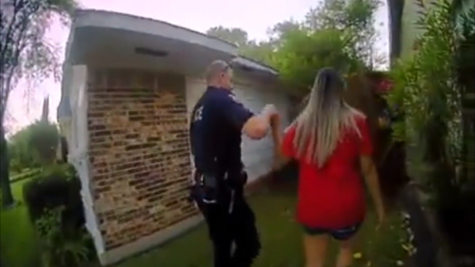 Había una fiesta, llegó la policía y los oficiales se pusieron a bailar