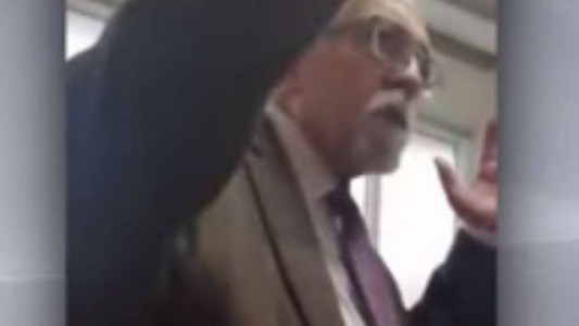 "Deberían prohibir que regalen una escoba a las niñas"