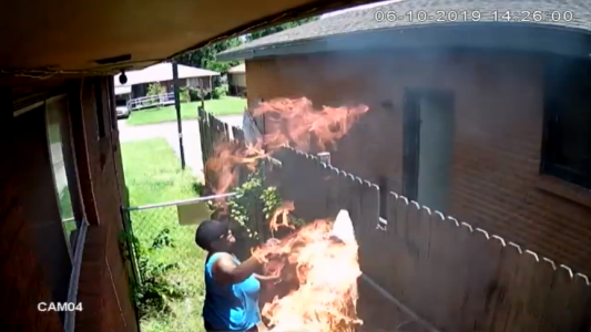 Una mujer dispara y tira una toalla ardiendo contra la casa de su vecino