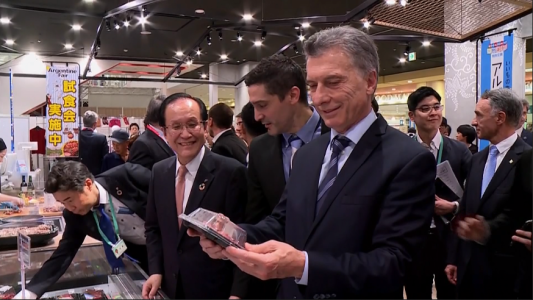 Macri recorrió un mercado con productos argentinos en Osaka