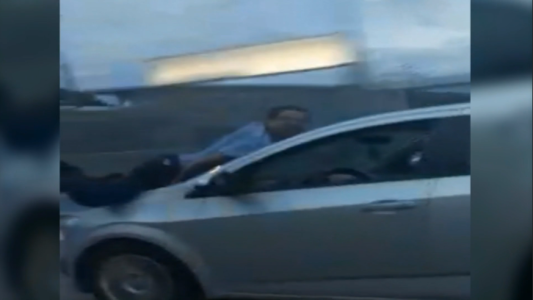 Tras discusión, llevó a un hombre en el capó del auto a más de 100km