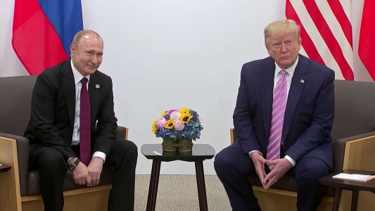 Trump le hace una broma, pero Putin no le responde