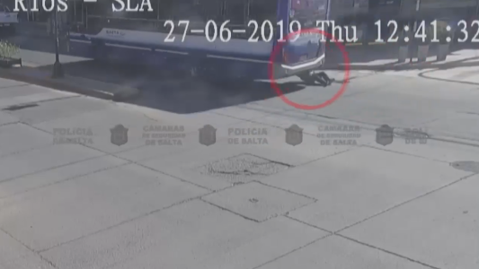 Mujer arrastrada 50 metros por un colectivo