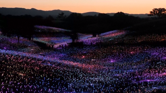 Miles de luces solares para iluminar un campo en California