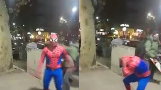 Video: durísimo ataque de Spiderman de ‘civil’ a su colega