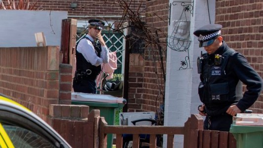 Tomaba sol en su jardín y le cayó al lado un cuerpo: investigan si cayó de un avión