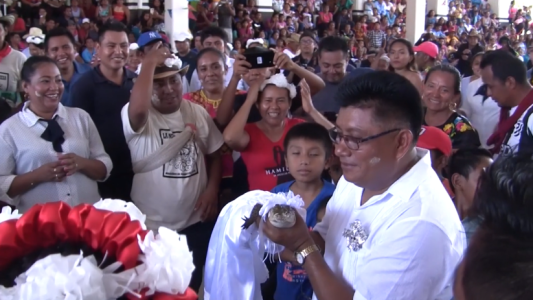 Insólito: un alcade mexicano se casó con una caimán