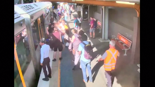 El momento en que un niño cae y queda entre la plataforma y el tren