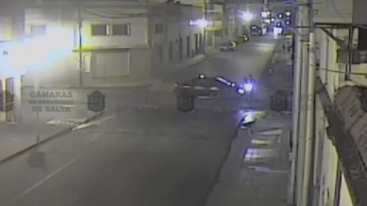 Atropelló a dos motociclistas, huyó y se fue a dormir