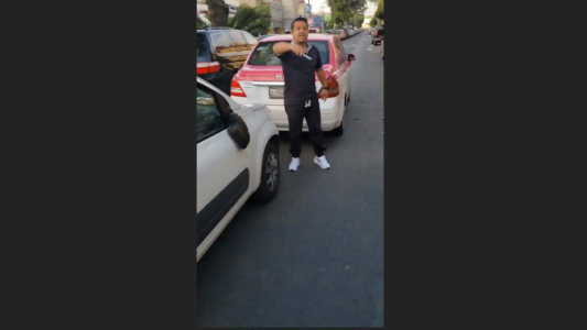 Taxista ataca con un cuchillo a un automovilista