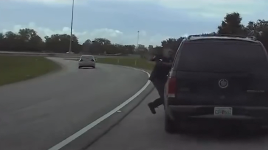 Lo detuvo la policía, intentó sacarle el arma y lo arrastró varios metros