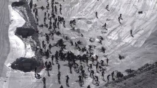 Tremenda caída en cadena de decenas de ciclistas en la nieve