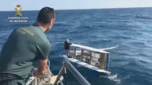 Al rescate de un catamarán volcado