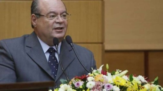 Videos: el momento en el que un empresario brasileño se quita la vida en un acto oficial