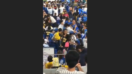Usa a su hijo como "arma" para atacar a un hincha en un juego de béisbol