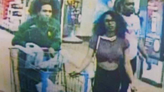 Lamió un helado, lo devolvió al congelador de un super y podría ir presa 20 años