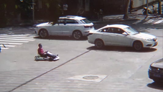 Salió a hacer compras con el auto de juguete de su nieto