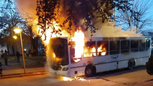 Así se quemó por completo un colectivo en el centro de Neuquén