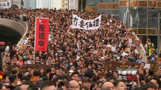 La policía se enfrenta a manifestantes en una nueva protesta en Hong Kong