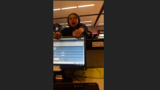 La violenta reacción de una mujer que llegó tarde a su vuelo
