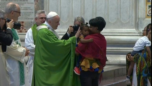 El papa celebró una misa por los migrantes, los "últimos" de la sociedad