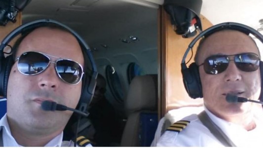 Un piloto murió en pleno vuelo y obligó a su copiloto a un aterrizaje de emergencia