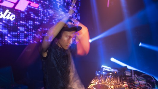 "Putochinomaricón", el músico que se abre camino con críticas al racismo en la comunidad LGTB