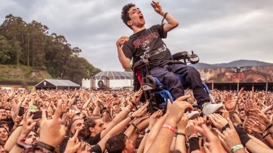 Está en silla de ruedas, participó de un pogo y su imagen conmueve al mundo