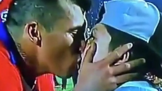 Jimena Barón critica a Gary Medel por los besos en la boca que le da a su hijo
